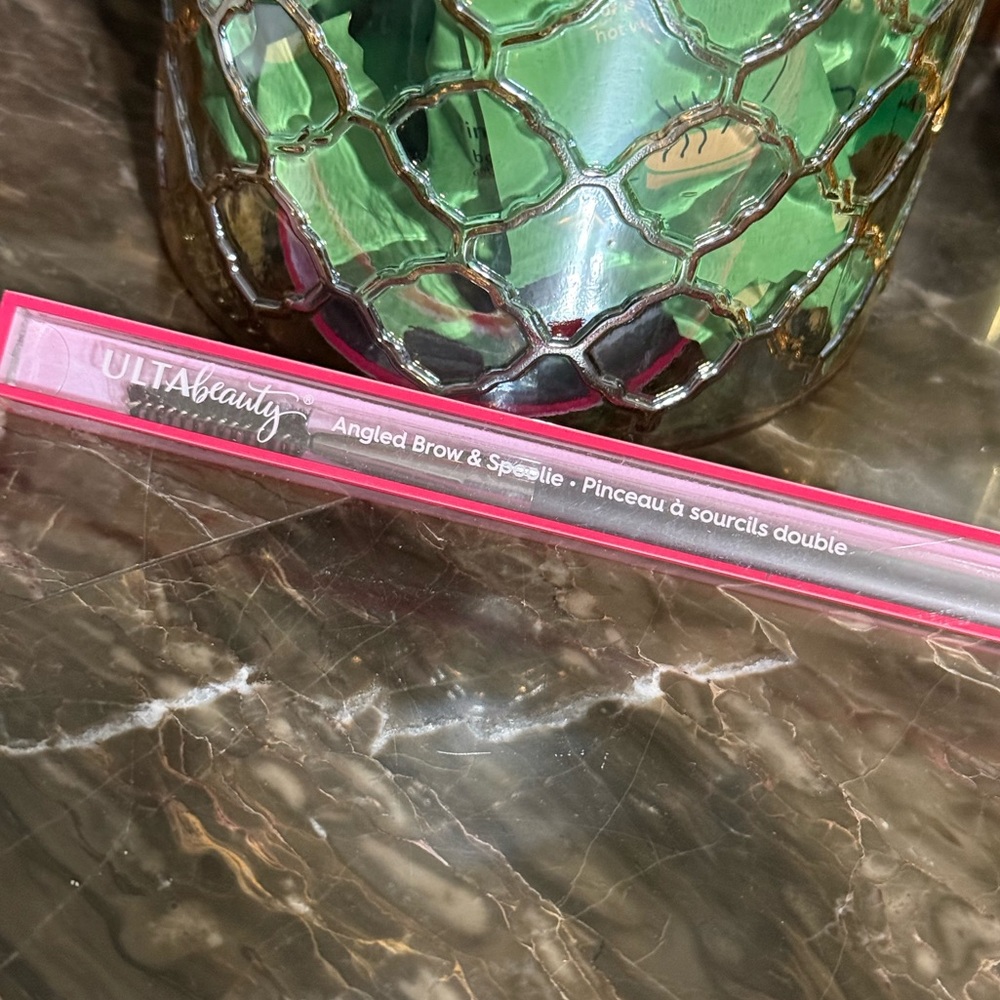 Ulta Beauty: Angled Brush & Spoolie 09